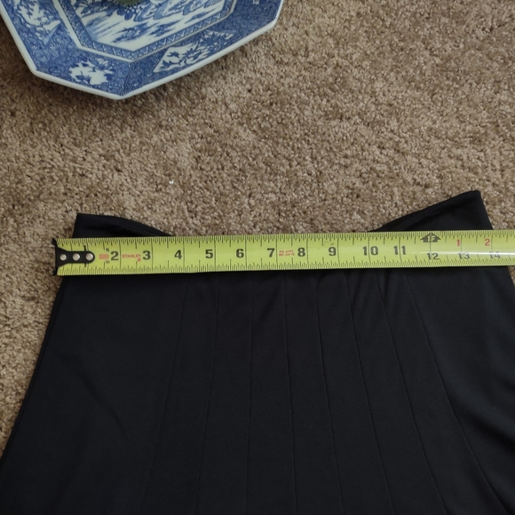 Ann Taylor Black Pleated Swing Skirt Sz. 0 - Picture 4 of 4